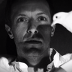 Coldplay lança clipe preto e branco e cheio de truques para "Magic"