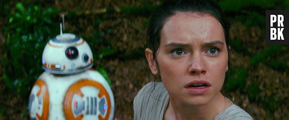 Rey (Daisy Ridley) arrasa livre, leve e solta em "Star Wars VII: O Despertar da Força", sem nenhum marido ou namorado