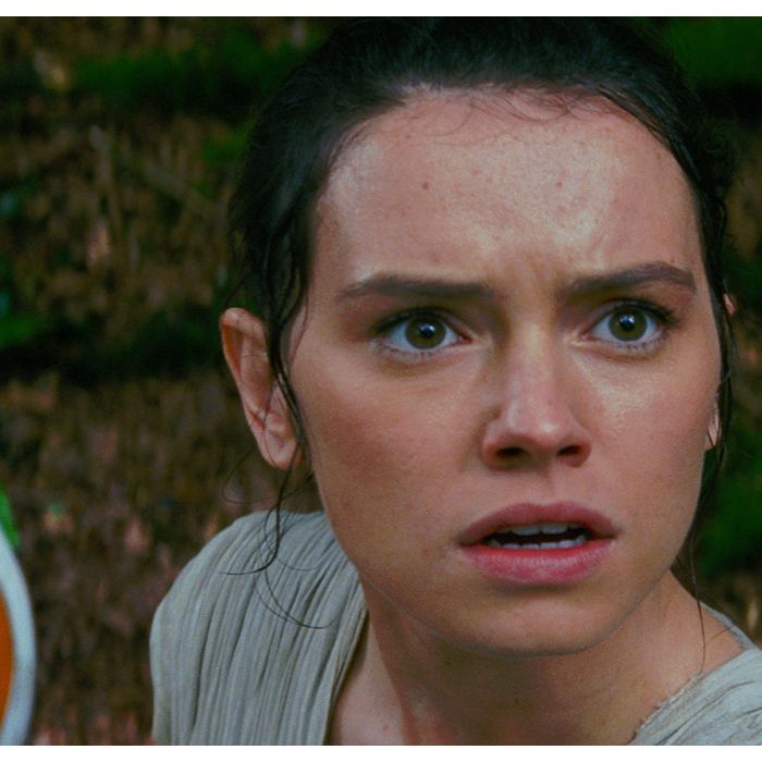 Rey (Daisy Ridley) arrasa livre, leve e solta em &quot;Star Wars VII: O Despertar da Força&quot;, sem nenhum marido ou namorado