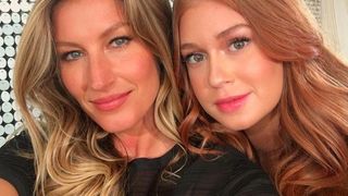 Gisele Bündchen posa com Marina Ruy Barbosa em evento, após brilhar na abertura das Olimpíadas