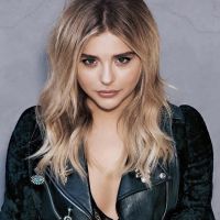 Chloë Moretz nua? Atriz faz topless na praia e publica foto feita pelo namorado no Instagram!