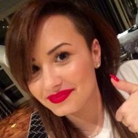 Demi Lovato muda o cabelo mais uma vez e aparece morena!