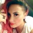  Demi Lovato tamb&eacute;m raspou a lateral da cabe&ccedil;a quando estava com os fios rosas 