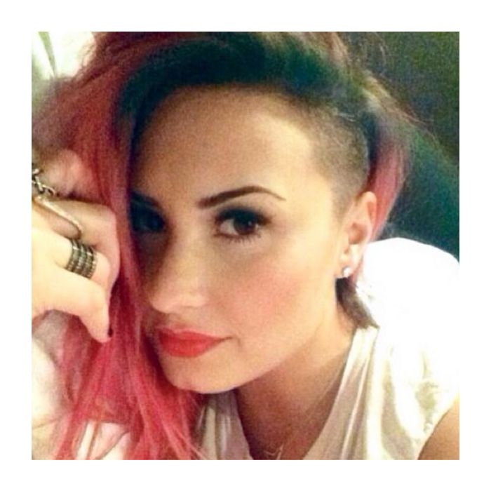  Demi Lovato tamb&amp;eacute;m raspou a lateral da cabe&amp;ccedil;a quando estava com os fios rosas 