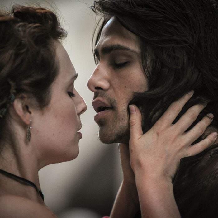  Em &quot;The Musketeers&quot;, o romance proibido entre D&#039;Artagnan (Luke Pasqualino) e Constance (Tamla Kari) vai fazer voc&amp;ecirc; se apaixonar 