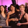 Cristina (Sandra Oh), Callie (Sara Ramirez) e Meredith (Ellen Pompeo) aproveitam o baile no episódio 200 de "Grey's Anatomy"