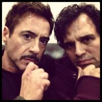 Robert Downey Jr. e Mark Ruffalo em foto de bastidores de "Os Vingadores 2"