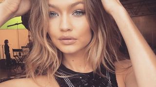 Gigi Hadid é atacada por homem na saída de desfile na Itália e explica treta no Twitter!