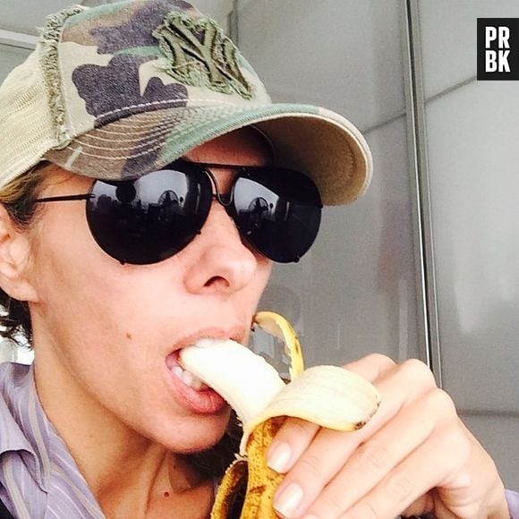 Adriane Galisteu posta foco comendo uma banana