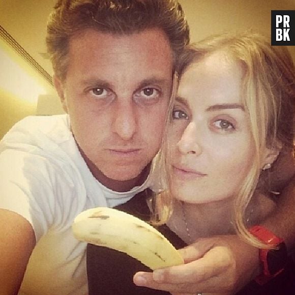 Luciano Huck e Angélica tambem posaram com uma banana