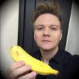  Michel Telo postou uma foto segurando uma banana 