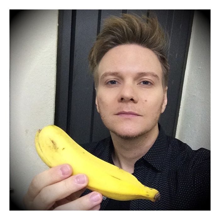  Michel Telo postou uma foto segurando uma banana 