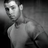 Nick Jonas arrasa em novo ensaio fotográfico e conta que quer se manter solteiro no momento