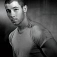 Nick Jonas arrasa em novo ensaio fotográfico e conta que quer se manter solteiro no momento