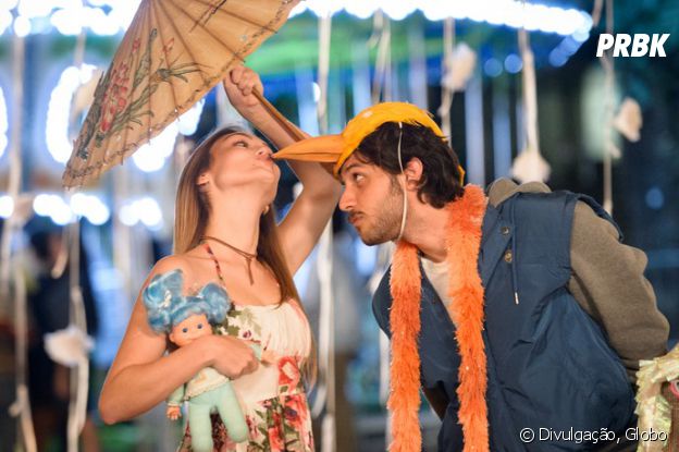 Em "A Lei do Amor": Helô (Isabelle Drummond) e Pedro (Chay Suede) dão o primeiro beijo em uma quemesse