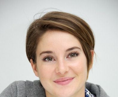 Shailene Woodley, de "A Culpa é das Estrelas", chora ao cortar o cabelo