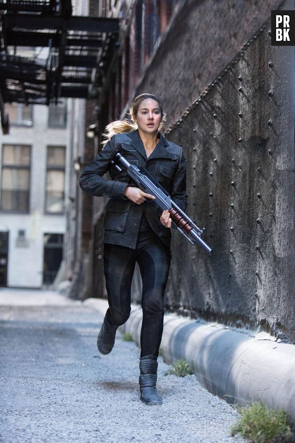 Em "Divergente", Beatrice (Shailene Woodley) luta pela sobrevivência em uma Chicago futurista dividida em facções