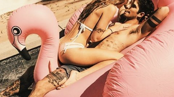 Bella Thorne e Tyler Posey, de "Teen Wolf", curtem dia na piscina juntos e postam fotos quentes!
