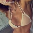 Bella Thorne curte dia na piscina com Tyler Posey e posta foto de biquíni no Snapchat