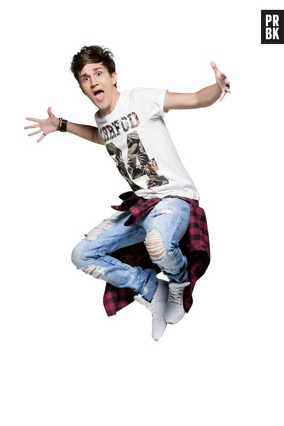 Christian Figueiredo tem um estilo com estampas florais e jeans rasgado