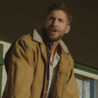 Calvin Harris canta e vive o fim de um relacionamento em "My Way", clipe explosivo do seu novo hit