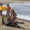 Em ótima forma, Isabelle Drummond esbanjou boa forma em gravação da novela "Geração Brasil" em uma praia do Rio