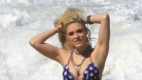 Isabelle Drummond grava "Geração Brasil" de biquíni em praia com Humberto Carrão