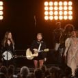 Beyoncé canta "Daddy Lessons" no CMA Awards 2016 em parceria com o trio Dixie Chicks
