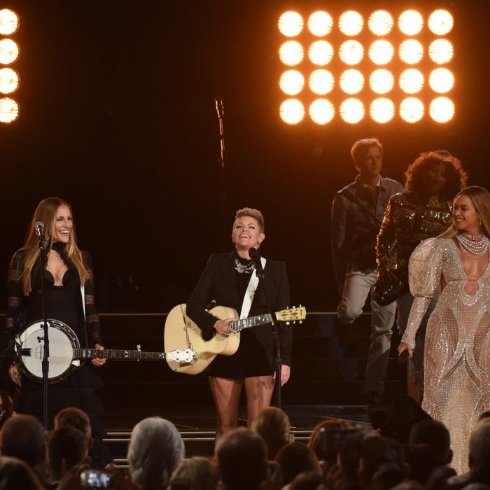Beyoncé canta &quot;Daddy Lessons&quot; no CMA Awards 2016 em parceria com o trio Dixie Chicks