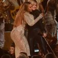 Beyoncé e Dixie Chicks apresentaram a música "Daddy Lessons" no CMA Awards 2016