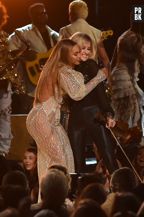 Beyoncé e Dixie Chicks apresentaram a música "Daddy Lessons" no CMA Awards 2016