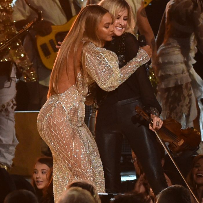 Beyoncé e Dixie Chicks apresentaram a música &quot;Daddy Lessons&quot; no CMA Awards 2016