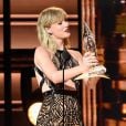 No  CMA Awards 2016, Taylor Swift deu o prêmio de Entertainer do Ano ao cantor Garth Brooks