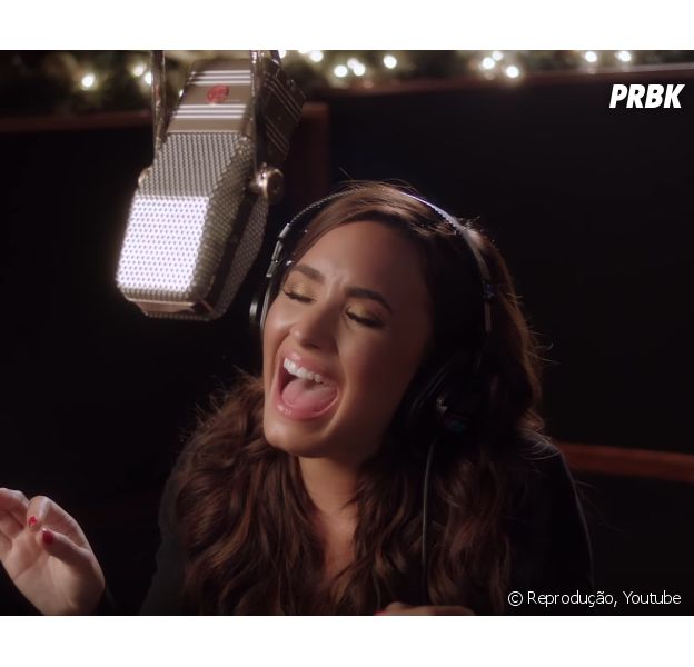 Demi Lovato lança versão de "Silent Night" no Youtube e arranca elogios dos fãs