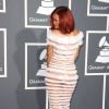 De novo o bumbum! Em vestido branco, alternando entre faixas e transparências, Rihanna mostrou um pouco de sua bunda