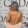 Mostrando o bumbum! Rihanna arrasou com um vestido transparente no CEDA Awards, nos Estaods Unidos