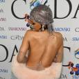 Mostrando o bumbum! Rihanna arrasou com um vestido transparente no CEDA Awards, nos Estaods Unidos 
