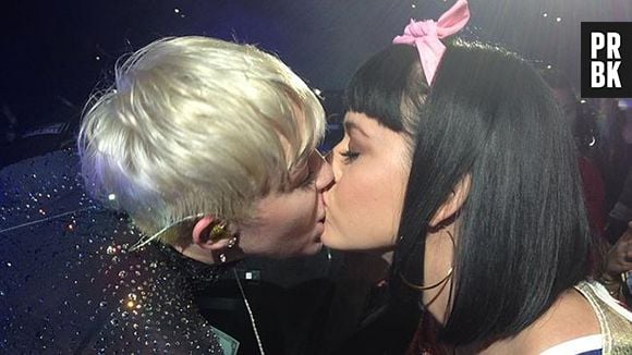 Katy Perry e Miley Cyrus se beijam antes de discussão no Twitter