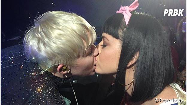 Katy Perry e Miley Cyrus se beijam antes de discussão no Twitter