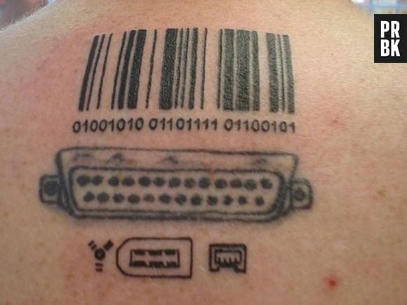 Porque nerd que é nerd tatua as entradas do computador nas costas #sqn