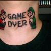 Uma tatuagem dessas no pescoço é o fim mesmo! Total Game Over!