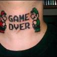  Uma tatuagem dessas no pesco&ccedil;o &eacute; o fim mesmo! Total Game Over! 