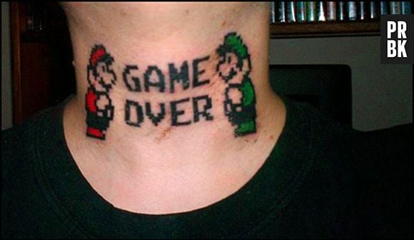 Uma tatuagem dessas no pescoço é o fim mesmo! Total Game Over!