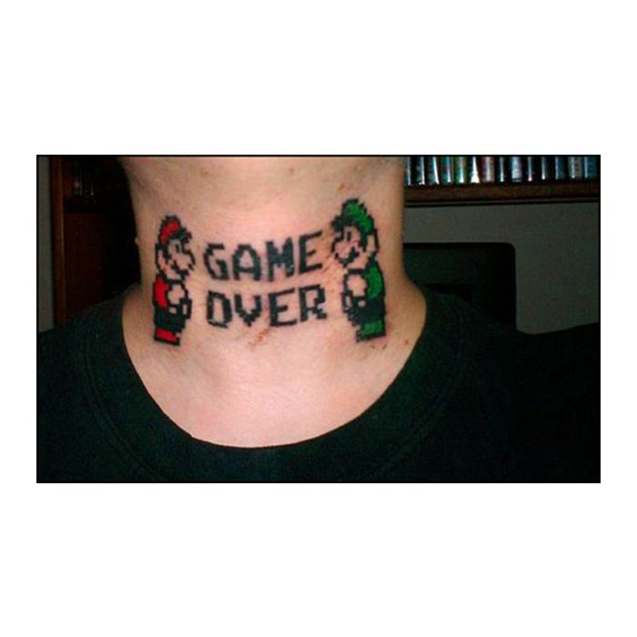  Uma tatuagem dessas no pesco&amp;ccedil;o &amp;eacute; o fim mesmo! Total Game Over! 