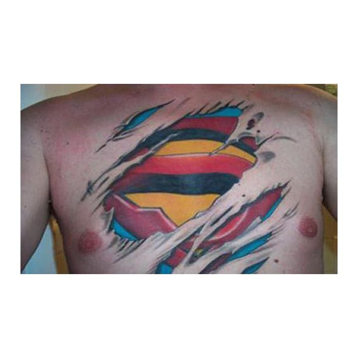  Ele veste uma pele por cima da roupa de Superman :O 