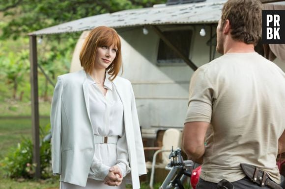 Chris Pratt e Bryce Dallas Howard em foto oficial de "Jurassic World"