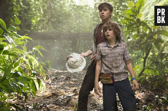 Os garotos Nick Robinson e Ty Simpkins em cena de "Jurassic World"