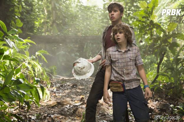 Os garotos Nick Robinson e Ty Simpkins em cena de "Jurassic World"
