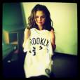 Ao fim do show Selena Gomez publicou foto no Instagram segurando camiseta escrito "Brooklyn"
