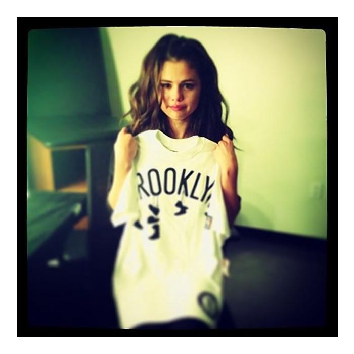 Ao fim do show Selena Gomez publicou foto no Instagram segurando camiseta escrito &quot;Brooklyn&quot;